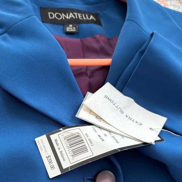 Donatella Women's Elegant Blue Suit Jacket - Picture 2 of 3